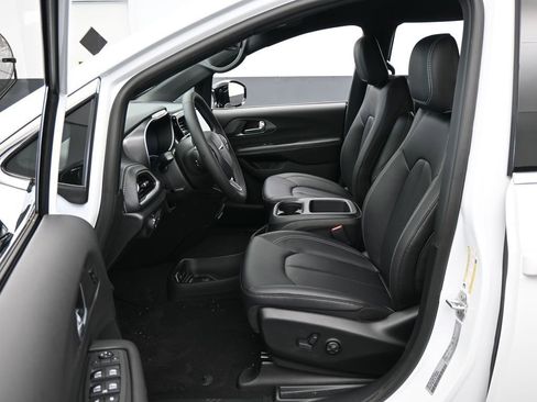 New 2026 Chrysler Pacifica Select image 11