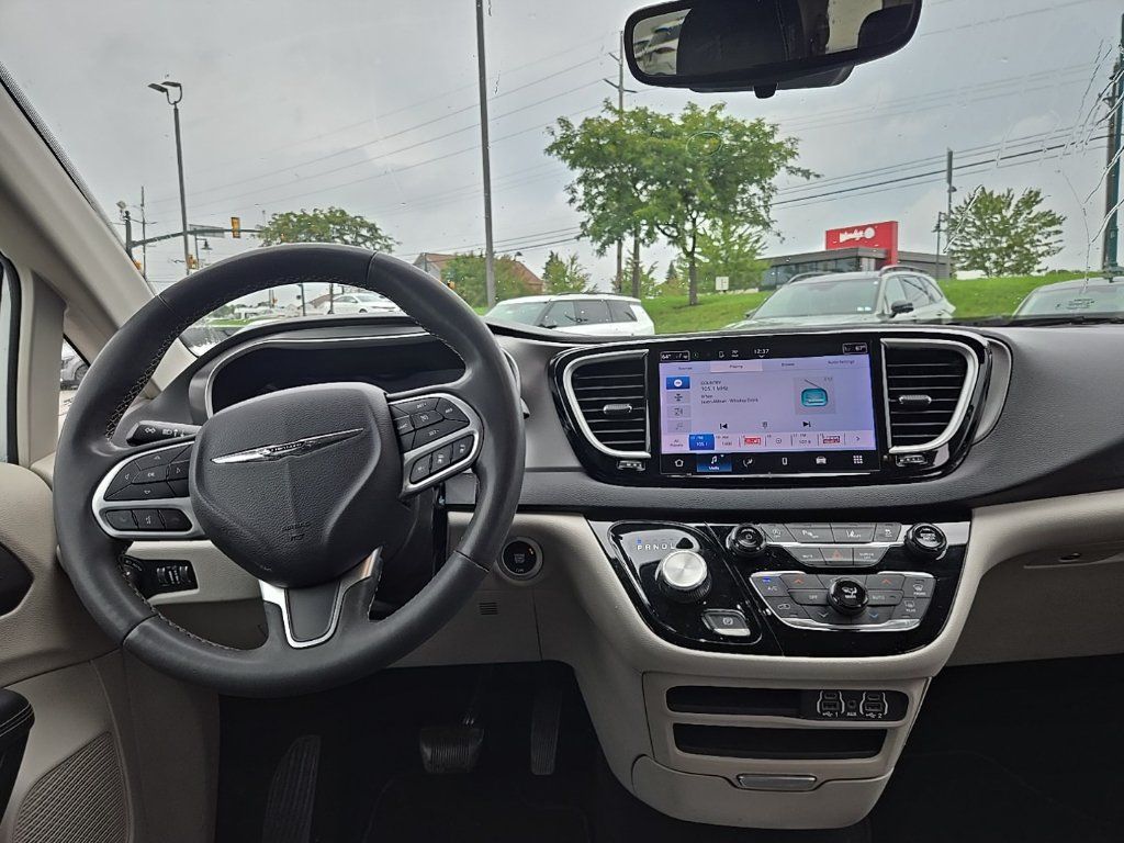 Used 2023 Chrysler Pacifica Touring-L FWD image 33