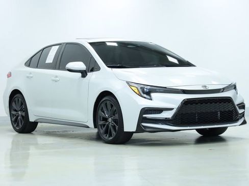 Used 2023 Toyota Corolla XSE FWD image 3