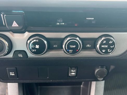 Used 2016 Toyota Tacoma SR5 w/ SR5 Appearance Package (SN) AWD/4WD image 17