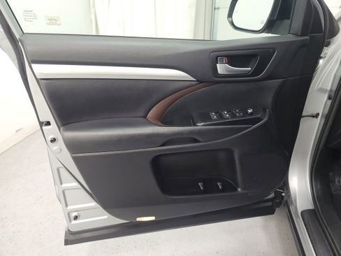 Used 2019 Toyota Highlander XLE AWD/4WD image 11
