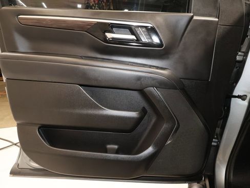 Used 2025 Chevrolet Suburban Z71 AWD/4WD image 21