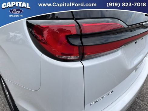 Used 2024 Chrysler Pacifica Touring-L FWD image 15