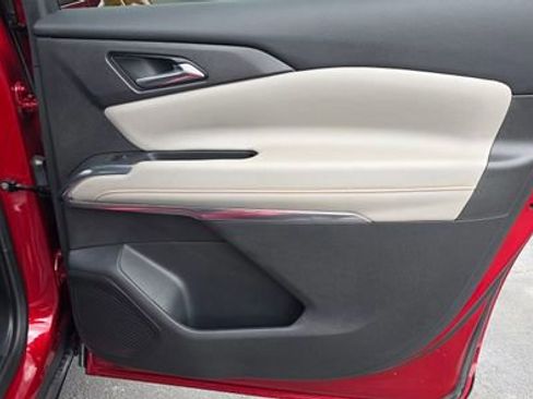 Used 2025 Chevrolet Traverse LT FWD image 14