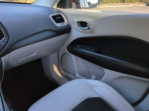 Used 2018 Jeep Compass Latitude FWD image 17