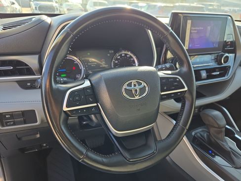 Used 2023 Toyota Highlander XLE FWD image 17