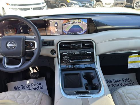 Certified 2025 Nissan Armada Platinum Reserve image 5