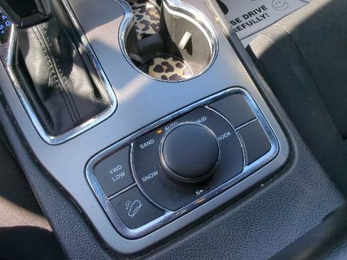 Used 2019 Jeep Grand Cherokee Laredo image 16