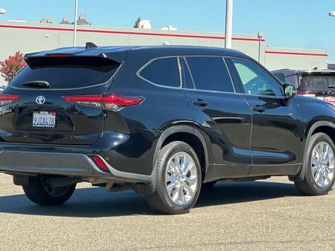 Used 2023 Toyota Highlander Limited AWD/4WD image 2