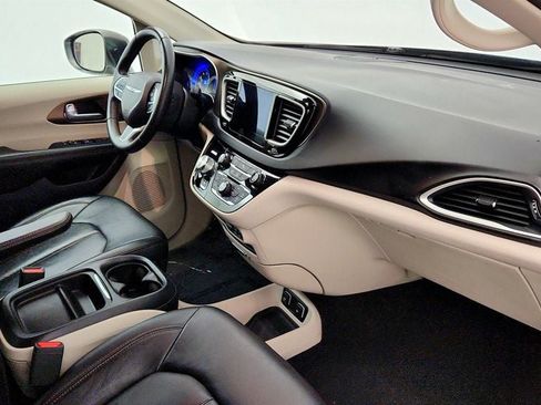Used 2017 Chrysler Pacifica Touring-L FWD image 24