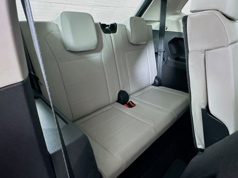 Used 2018 Volkswagen Tiguan SE w/ Panoramic Sunroof Package image 34