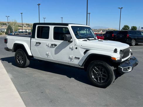 Used 2024 Jeep Gladiator Sport AWD/4WD image 5