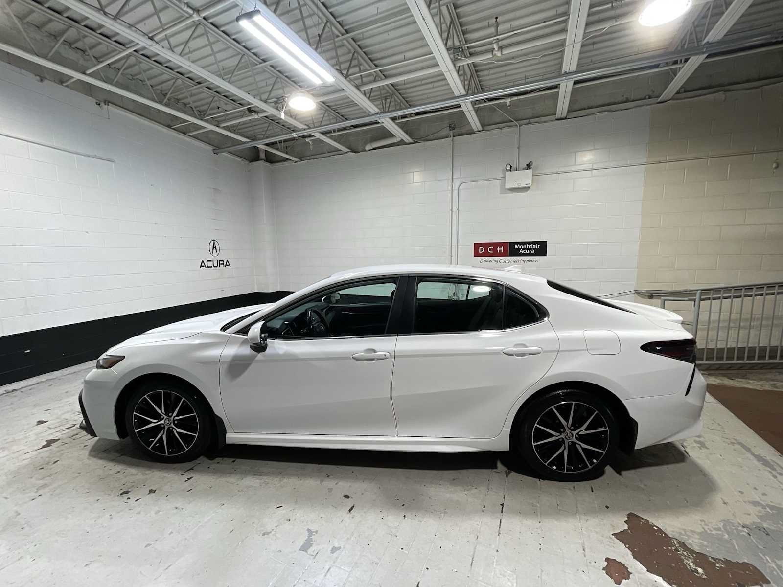 Used 2024 Toyota Camry SE w/ Cold Weather Package FWD image 3