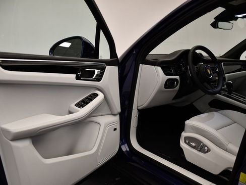 Certified 2025 Porsche Macan image 40
