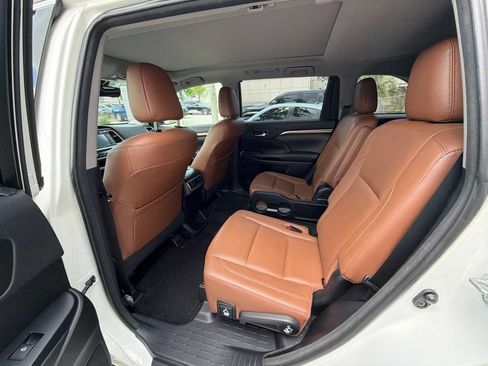 Used 2018 Toyota Highlander Limited Platinum FWD image 4