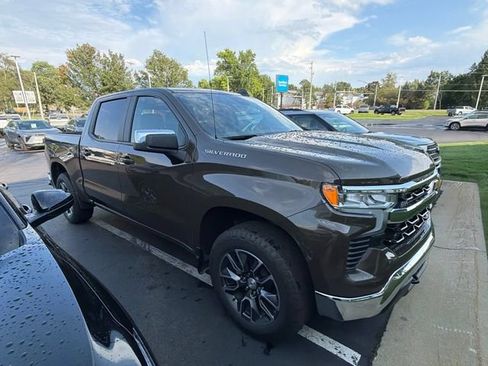 Used 2024 Chevrolet Silverado 1500 LT AWD/4WD image 9