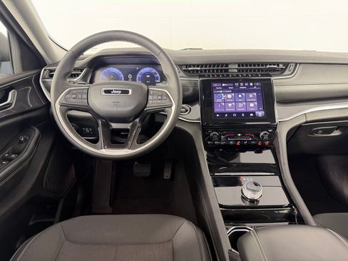 Used 2023 Jeep Grand Cherokee Laredo AWD/4WD image 28