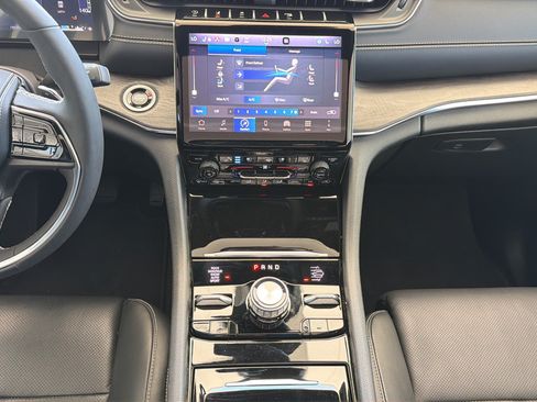 Used 2025 Jeep Grand Cherokee Overland w/ Luxury Tech Group IV AWD/4WD image 8