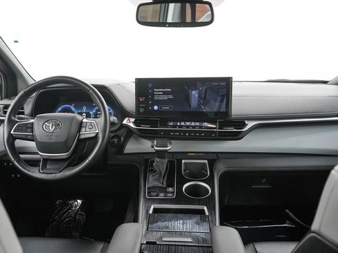 Used 2025 Toyota Sienna XSE AWD/4WD image 18