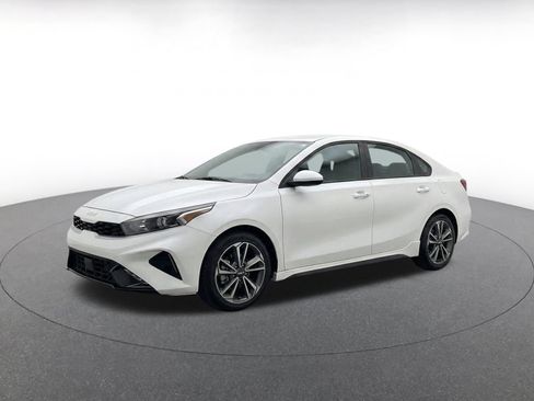 Used 2024 Kia Forte LXS FWD image 3
