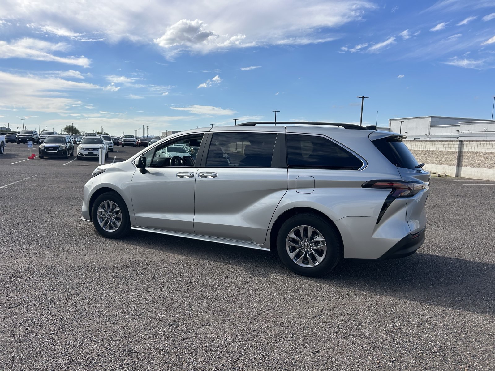 Used 2024 Toyota Sienna XLE FWD image 3