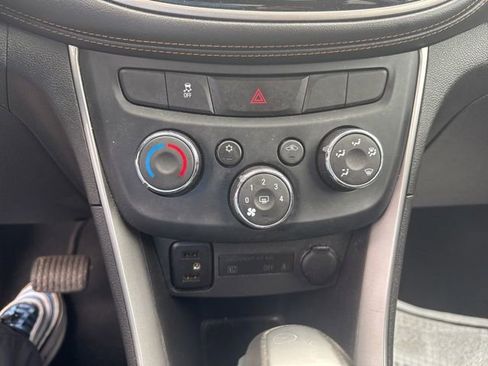 Used 2019 Chevrolet Trax LT w/ Sun & Sound Package FWD image 16