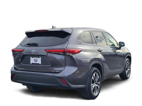 Used 2020 Toyota Highlander XLE image 3