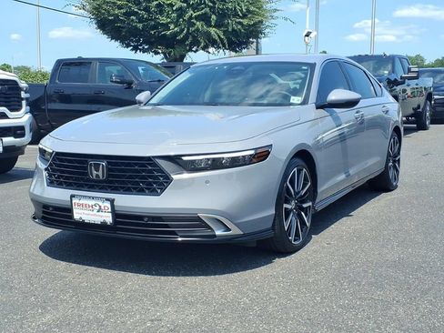 Used 2025 Honda Accord Touring image 3