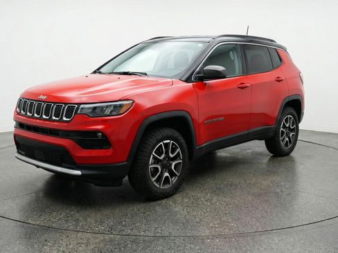 Used 2025 Jeep Compass Trailhawk AWD/4WD image 3