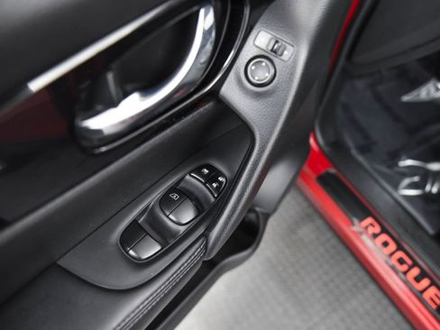 Used 2018 Nissan Rogue Sport SV w/ SV Technology Package image 10