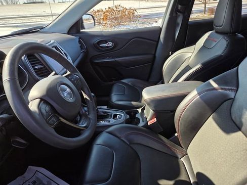 Used 2022 Jeep Cherokee Trailhawk image 11