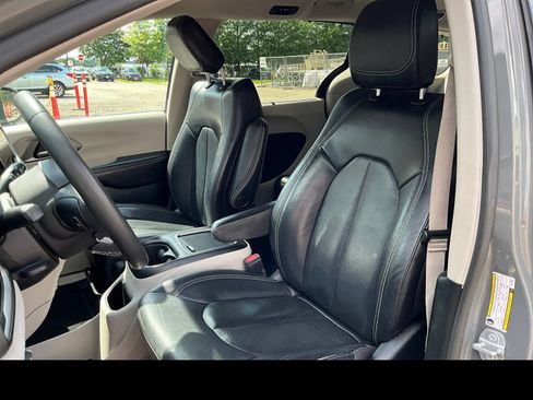 Used 2022 Chrysler Pacifica Touring-L FWD image 8