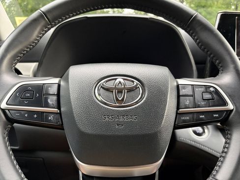 Used 2025 Toyota Highlander LE FWD image 24