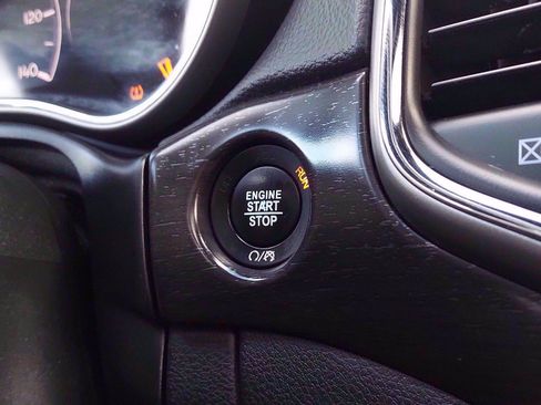 Used 2018 Jeep Grand Cherokee Altitude image 23