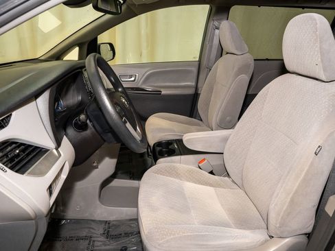 Used 2019 Toyota Sienna LE image 10