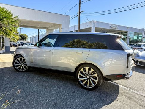 Used 2023 Land Rover Range Rover Long Wheelbase Autobiography image 3