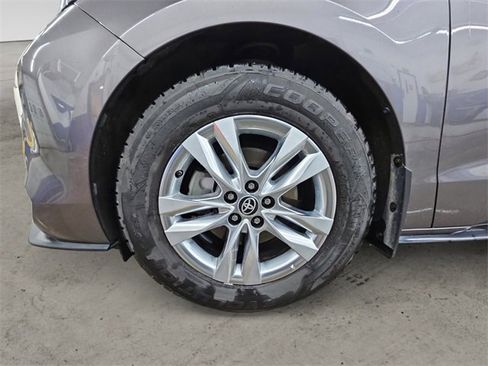Used 2022 Toyota Sienna Limited image 28