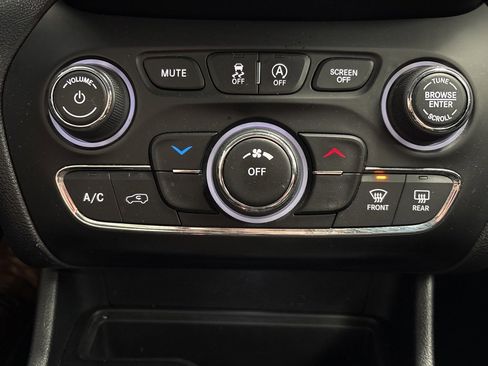 Used 2019 Jeep Cherokee Latitude Plus w/ Travel & Safety Group image 29