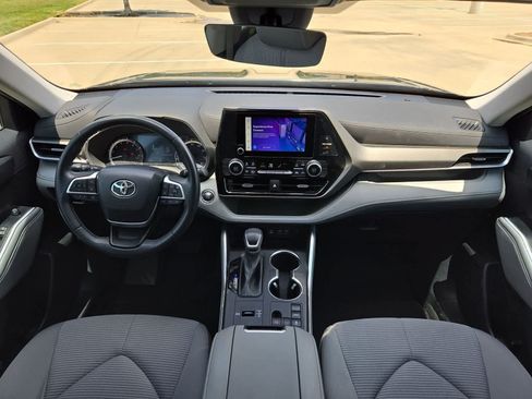 Used 2023 Toyota Highlander LE FWD image 14