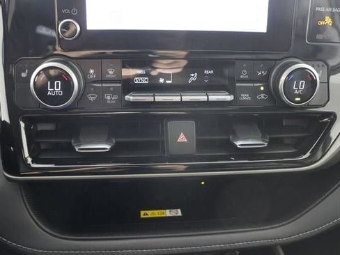 Used 2024 Toyota Highlander XLE AWD/4WD image 16