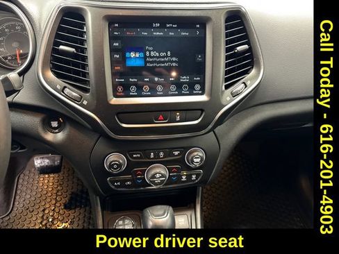 Used 2022 Jeep Cherokee Trailhawk image 5