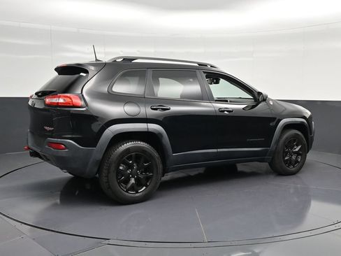 Used 2017 Jeep Cherokee Trailhawk w/ Comfort/Convenience Group AWD/4WD image 3