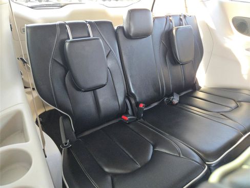 Certified 2023 Chrysler Pacifica Limited FWD image 12