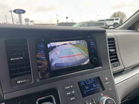 Used 2017 Toyota Sienna LE image 25