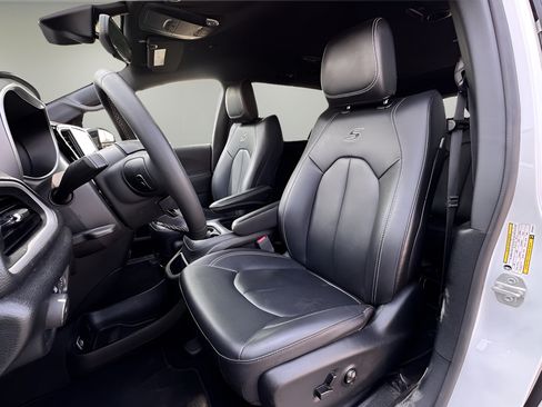 Used 2024 Chrysler Pacifica Limited FWD image 6
