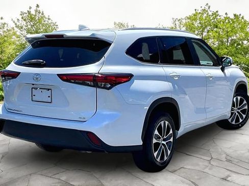 Used 2023 Toyota Highlander XLE FWD image 2