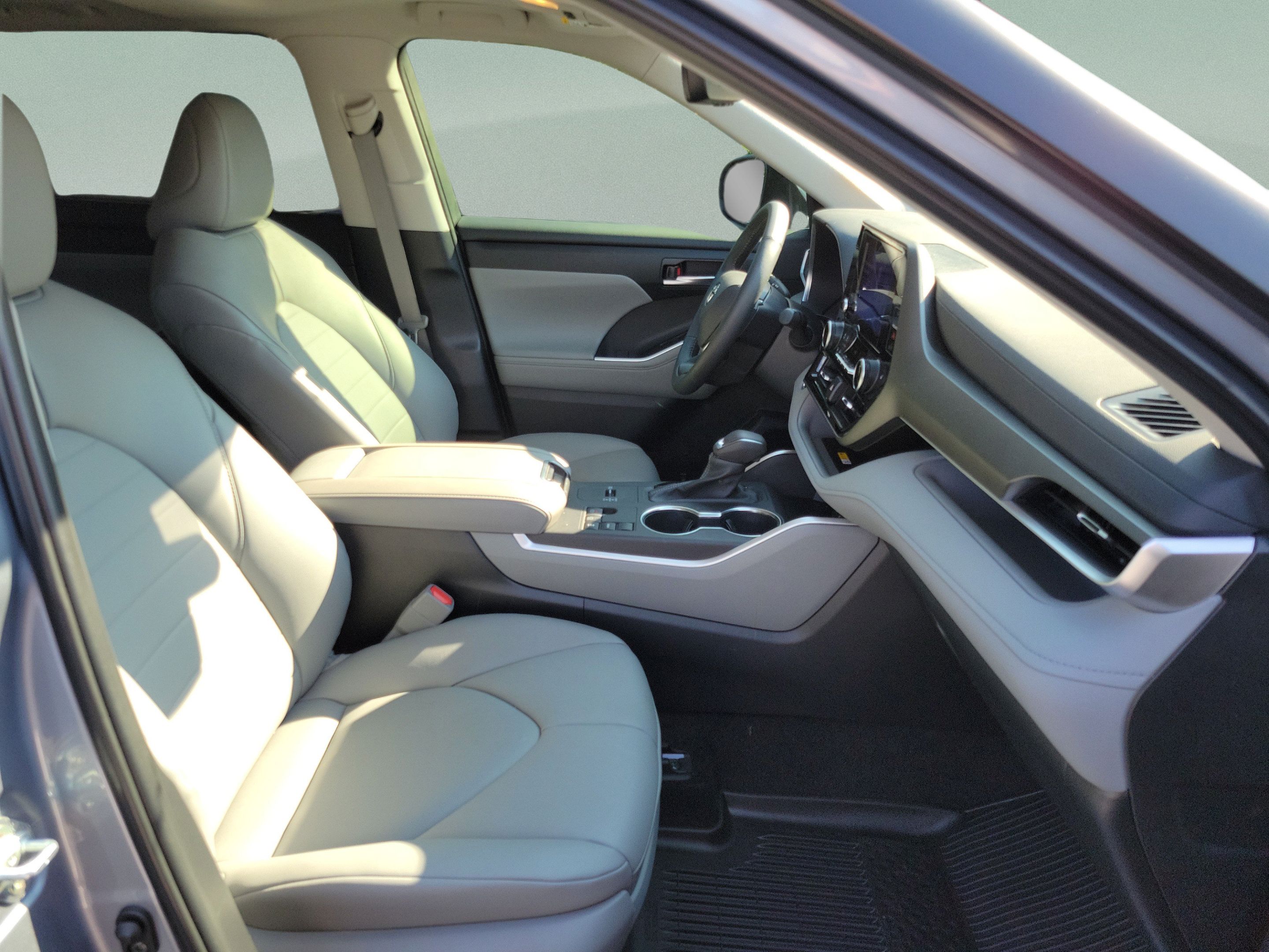 Used 2024 Toyota Highlander XLE FWD image 30