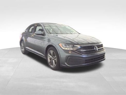 Used 2022 Volkswagen Jetta SE image 3