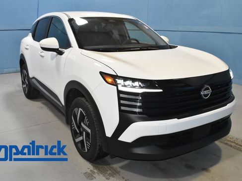 Used 2025 Nissan Kicks SV image 1