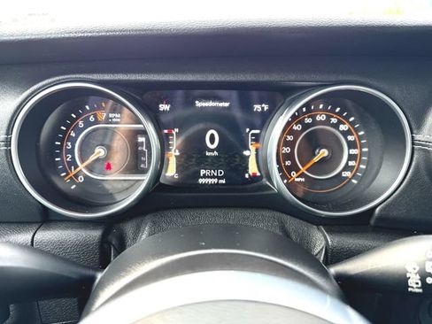 Used 2018 Jeep Wrangler Unlimited Sahara AWD/4WD image 11